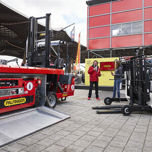 With the F3 151 Silent Pack (right), PALFINGER presents the lightest and quietest truck-mounted forklift in its class. On the left side is the remote-controlled Box Mounted (BM) 214 and the FLC 253 4W truck-mounted forklift.